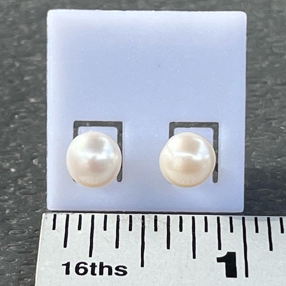 Natural 5-6mm White Freshwater; Button Pearl; Stud Earrings; High Luster; NWOT - Picture 2 of 4